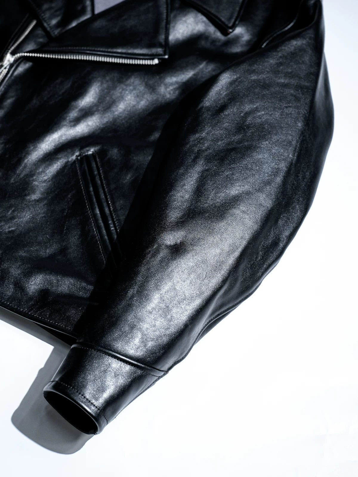 Sleeve and upper arm panel construction in glossy black tea-core horsehide