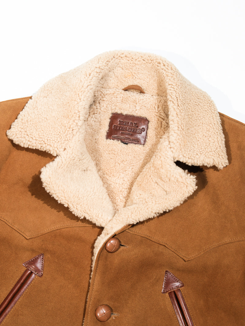 Brown details on the farmers leather jacket